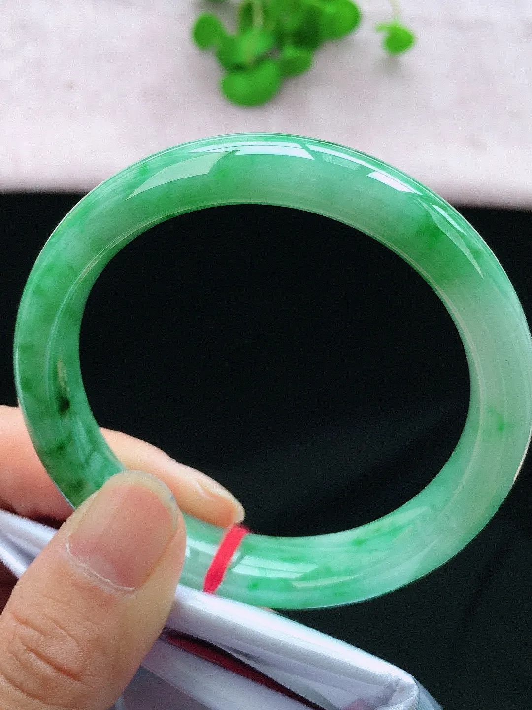 正圈56-57可戴，种老水足，尺寸56.6/13/7.8mm，冰飘绿正圈翡翠手镯