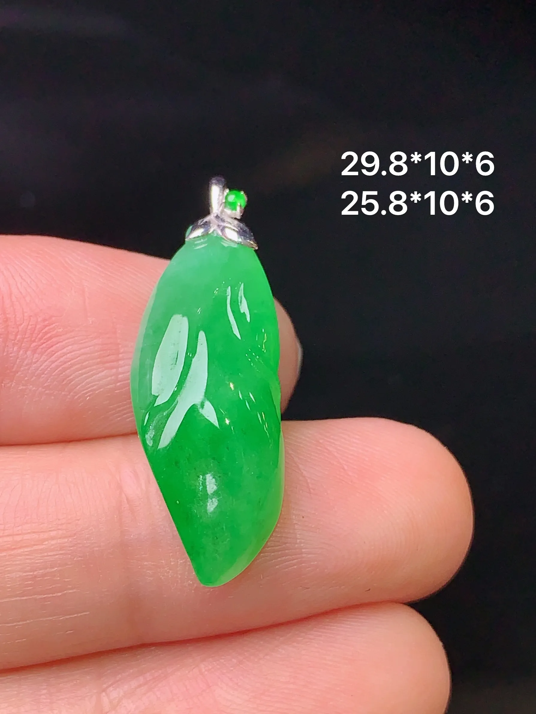 18k金镶嵌满绿花蕾吊坠 玉质细腻 水润亮眼 色泽艳丽 整体尺寸29.8*10*6