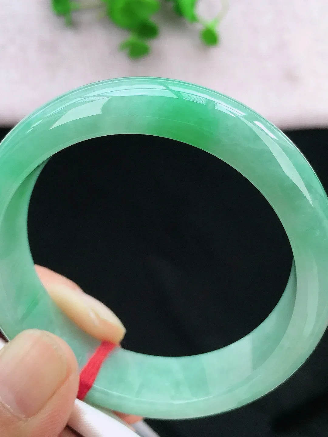 正圈53-54可戴，种老水足，宽版，尺寸53.7/14.2/7.8mm，冰飘绿正圈翡翠手镯
