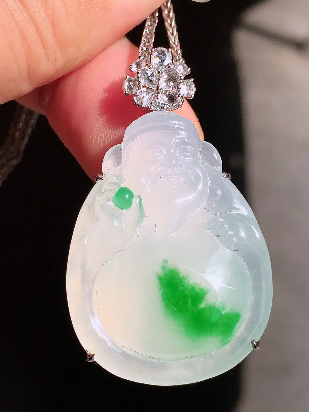 飘绿【财神爷】吊坠，色泽浓郁，玉质细腻，荧光感超
强，饱满圆润，气质满满。18k
金豪华镶嵌