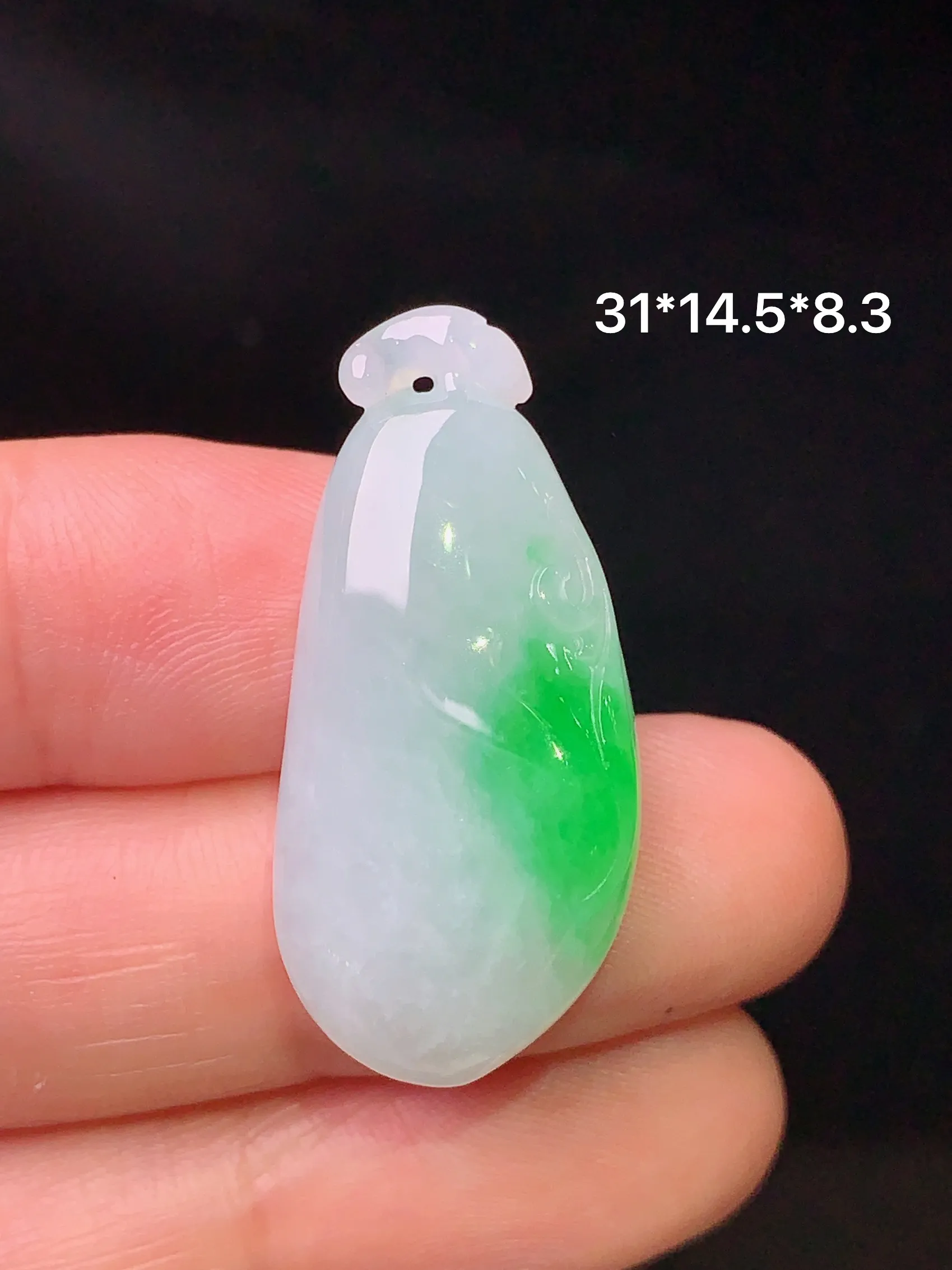飘绿福瓜吊坠 玉质细腻 水润亮眼 色泽艳丽 整体尺寸31*14.5*8.3