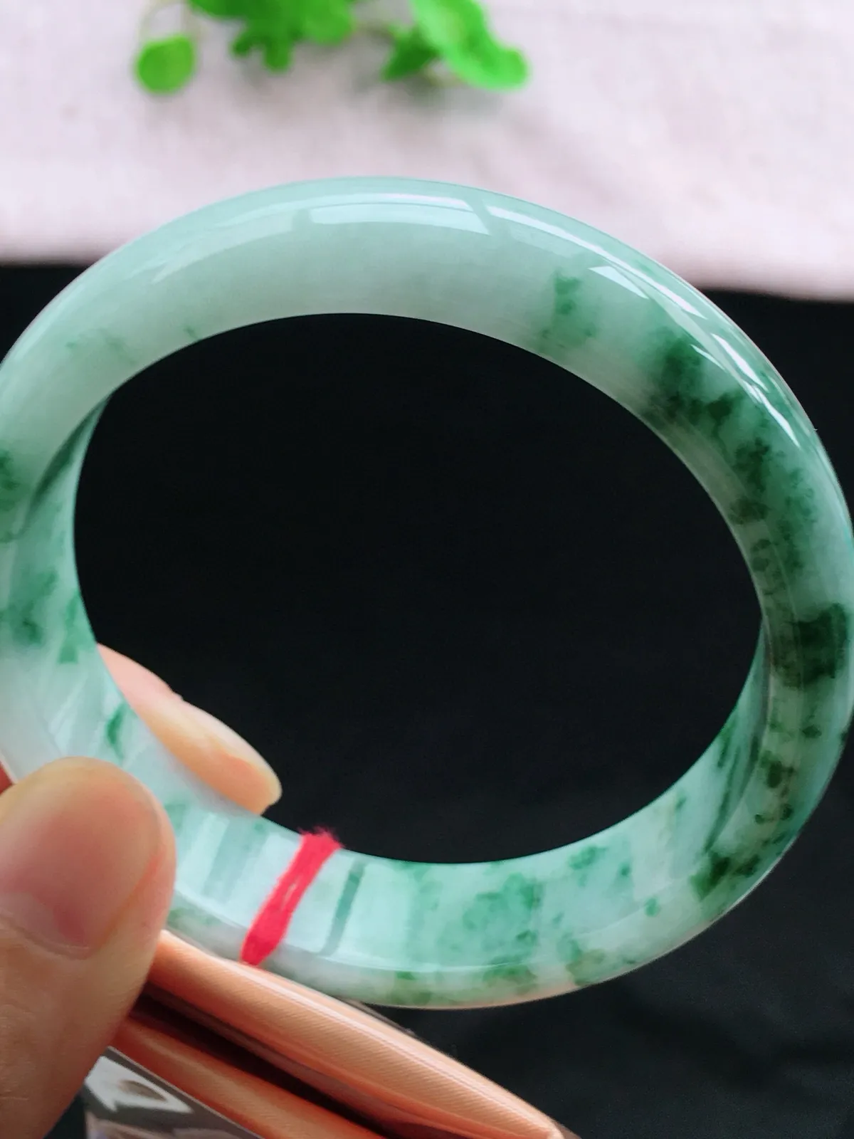 正圈60-61可戴，种老水足，宽版，尺寸61/16.6/7.7mm，冰飘花大圈口正圈翡翠手镯