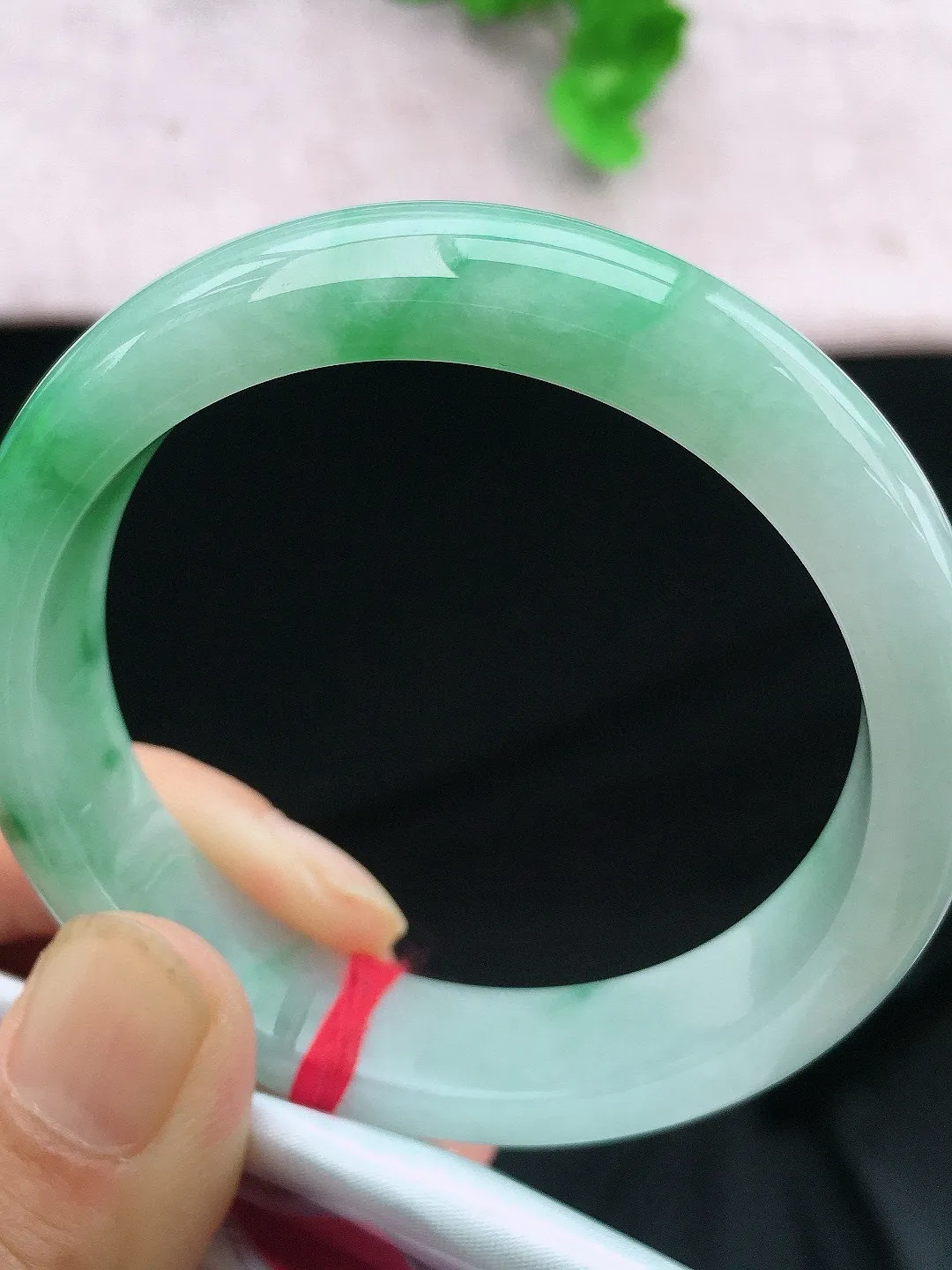 正圈53-54可戴，种老水足，尺寸53.6/12.6/7.7mm，冰飘绿正圈翡翠手镯