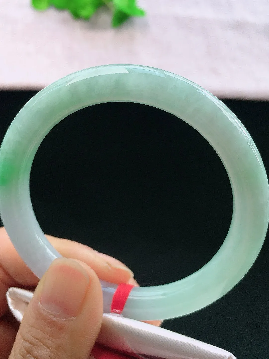 正圈56-57可戴，种老水足，尺寸55/8.8/8.8mm，春彩圆条翡翠手镯