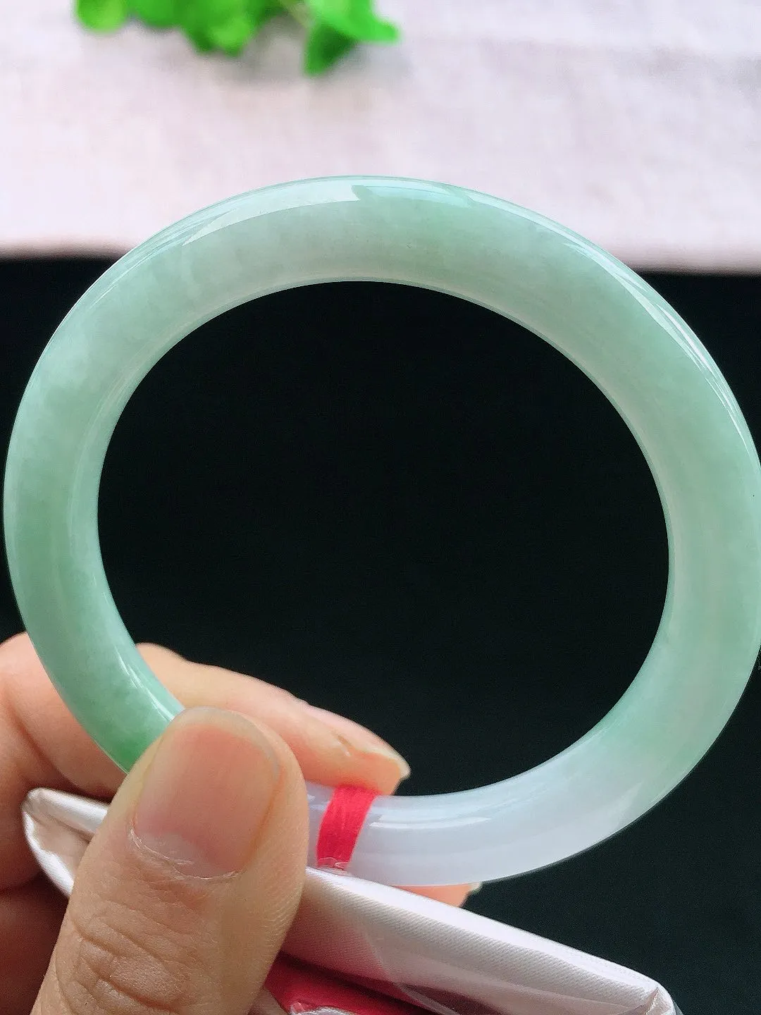 正圈56-57可戴，种老水足，尺寸55/8.8/8.8mm，春彩圆条翡翠手镯