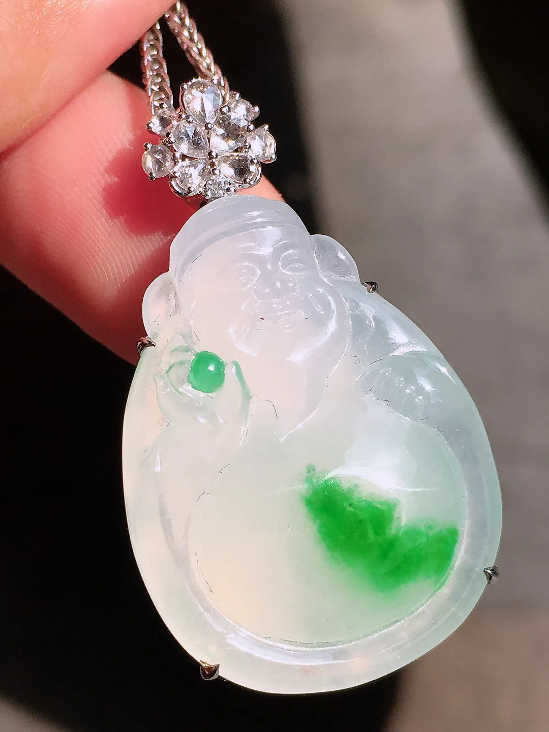 飘绿【财神爷】吊坠，色泽浓郁，玉质细腻，荧光感超
强，饱满圆润，气质满满。18k
金豪华镶嵌