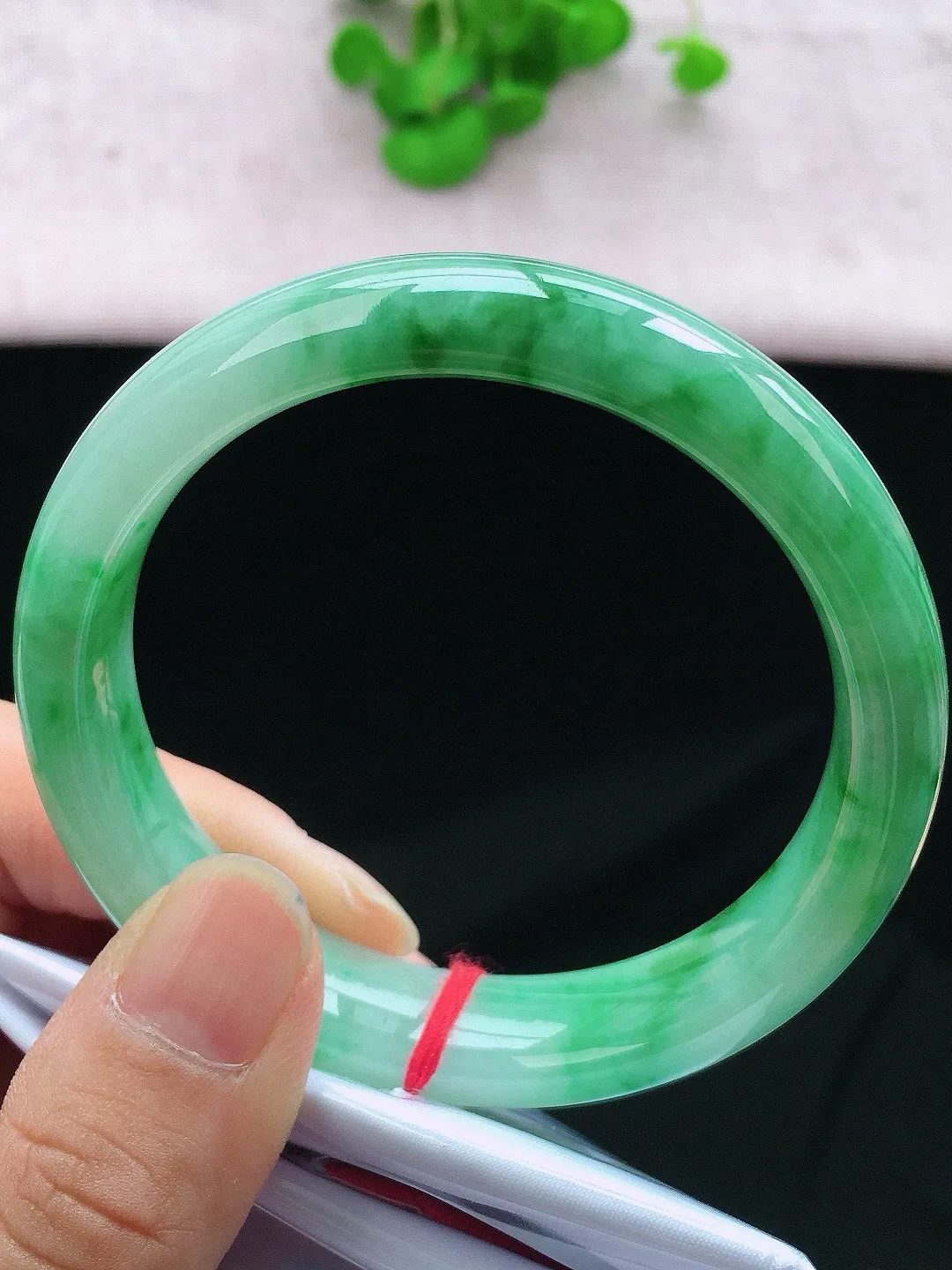 正圈56-57可戴，种老水足，尺寸56.6/13/7.8mm，冰飘绿正圈翡翠手镯