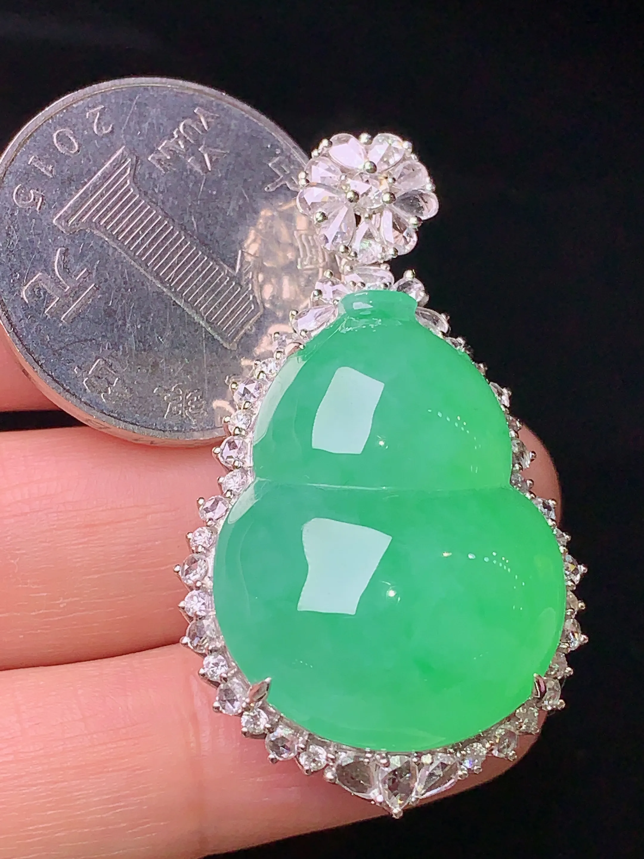 18k金钻镶嵌翠绿葫芦吊坠 玉质细腻 水润亮眼 色泽艳丽 整体尺寸43.8*25.5*15.6