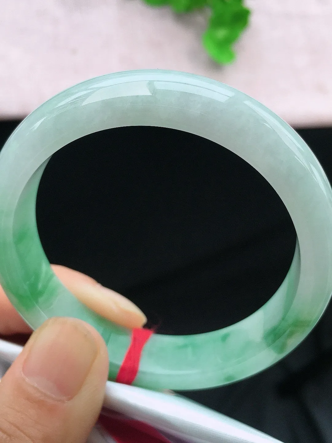 正圈53-54可戴，种老水足，尺寸53.6/12.6/7.7mm，冰飘绿正圈翡翠手镯