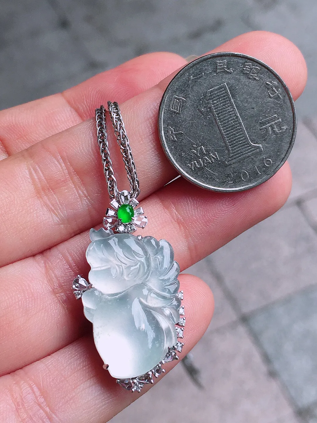 冰种【天使】吊坠，玉质细腻，荧光感超
强，饱满圆润，气质满满。18k
金豪华镶嵌