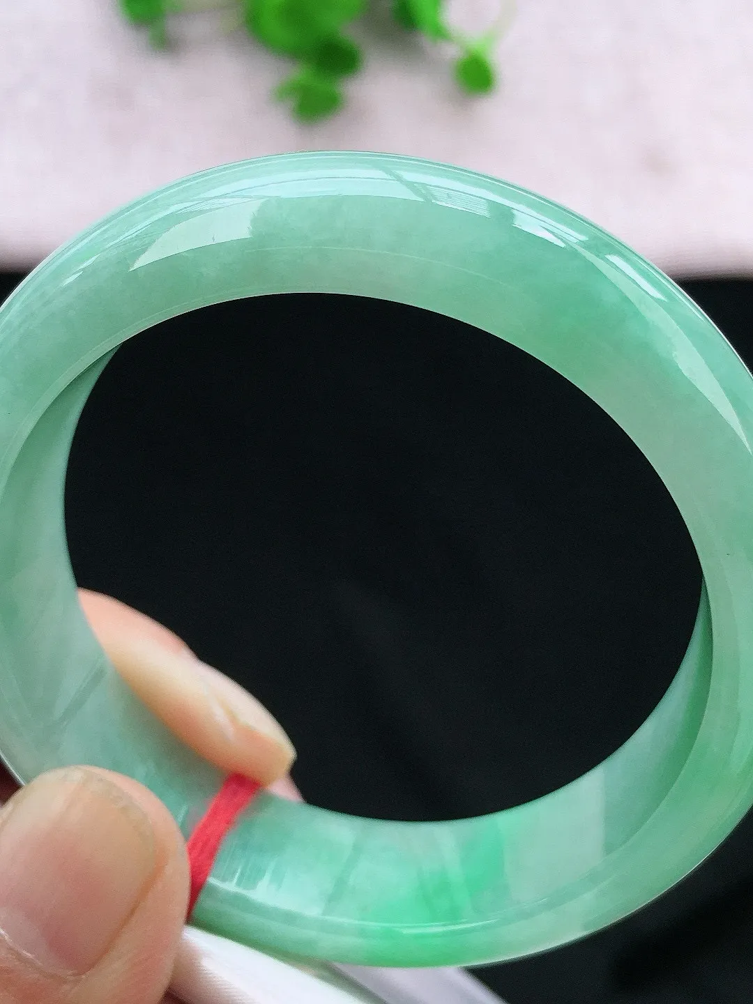 正圈53-54可戴，种老水足，宽版，尺寸53.7/14.2/7.8mm，冰飘绿正圈翡翠手镯