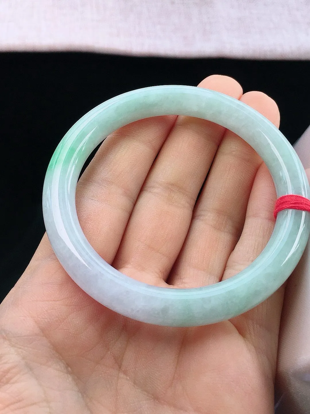 正圈56-57可戴，种老水足，尺寸55/8.8/8.8mm，春彩圆条翡翠手镯