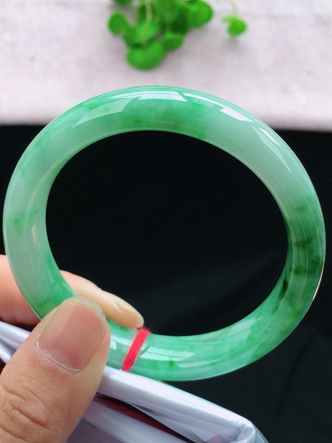 正圈56-57可戴，种老水足，尺寸56.6/13/7.8mm，冰飘绿正圈翡翠手镯