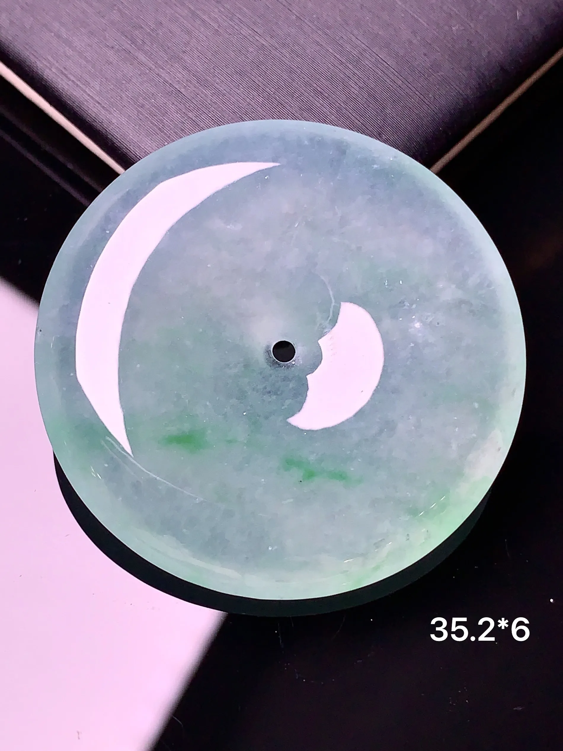 冰种飘绿平安扣吊坠 玉质细腻 水润亮眼 色泽艳丽 整体尺寸35.2*6
