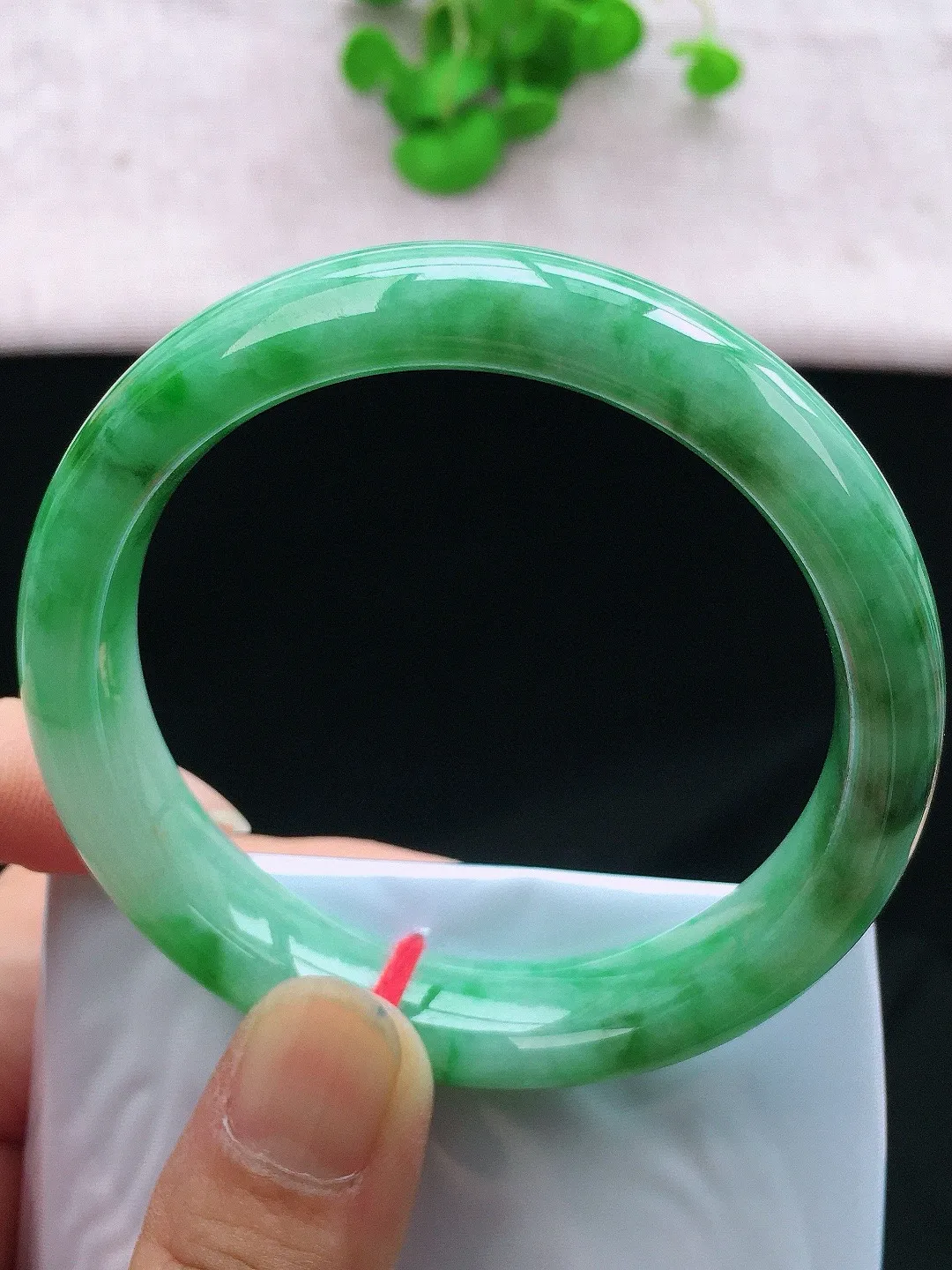 正圈56-57可戴，种老水足，尺寸56.6/13/7.8mm，冰飘绿正圈翡翠手镯
