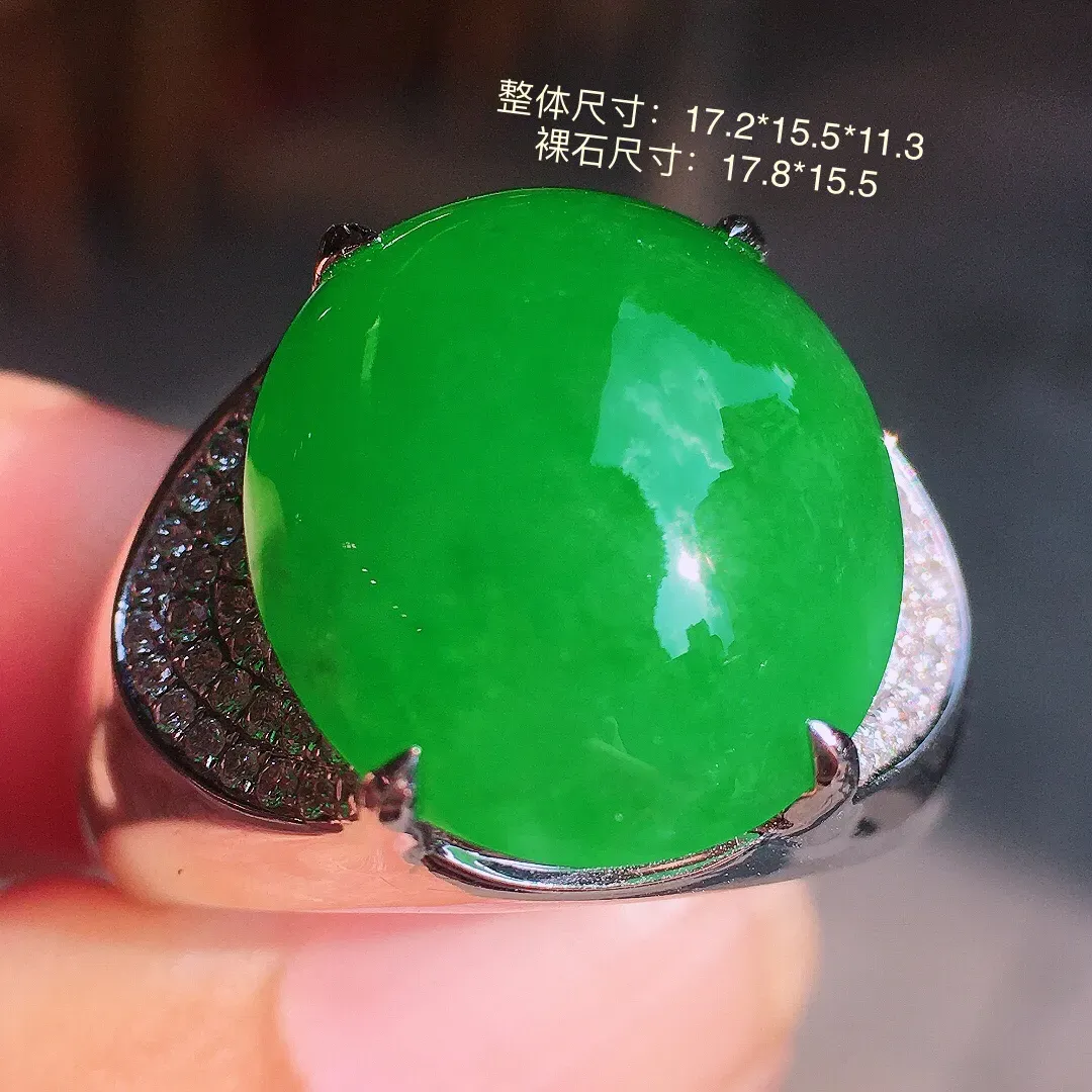 阳绿蛋面男戒指，色泽均匀浓郁，玉质细腻，荧光感超
强，饱满圆润，气质满满。18k
金豪华镶嵌