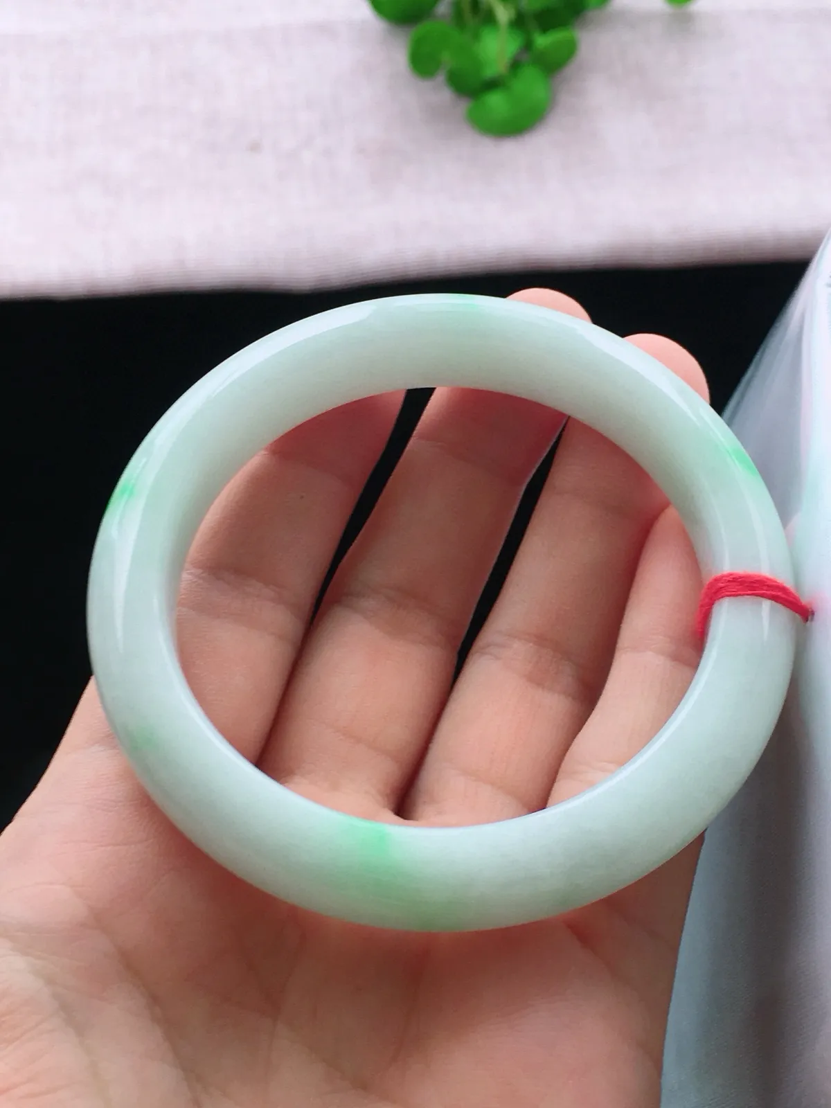 正圈58-59可戴，种老水足，尺寸58.8/12/9.3mm，冰飘绿正圈翡翠手镯