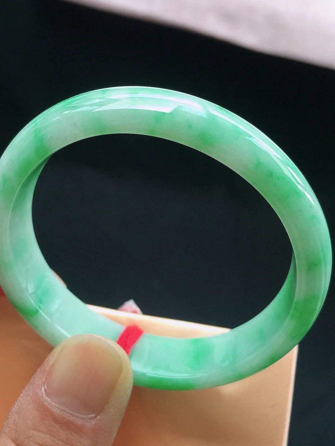 正圈51-52可戴，种老水足，尺寸53.8/13/6.6/48.8mm，飘绿贵妃翡翠手镯