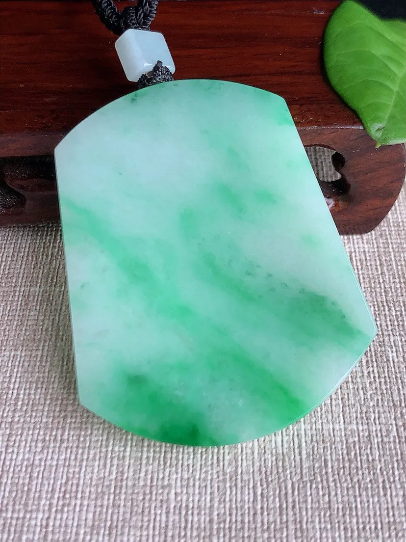 a货翡翠老坑冰种飘绿无事牌吊坠 尺寸54×43.5×5.2mm 重量39.49g 0718