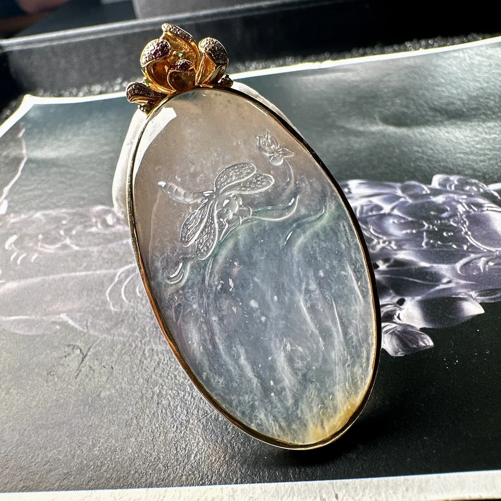 【冰种飘绿莲花吊坠】种质好，细腻纯净，整体光感好。很精致的吊坠，颜色清新素雅，18k金钻镶嵌，裸石尺