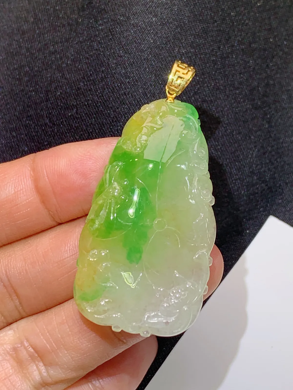 春彩荷叶鱼吊坠，18k金镶嵌，冰润细腻，颜色鲜艳，种水足 尺寸44.9*24.6*5.5
