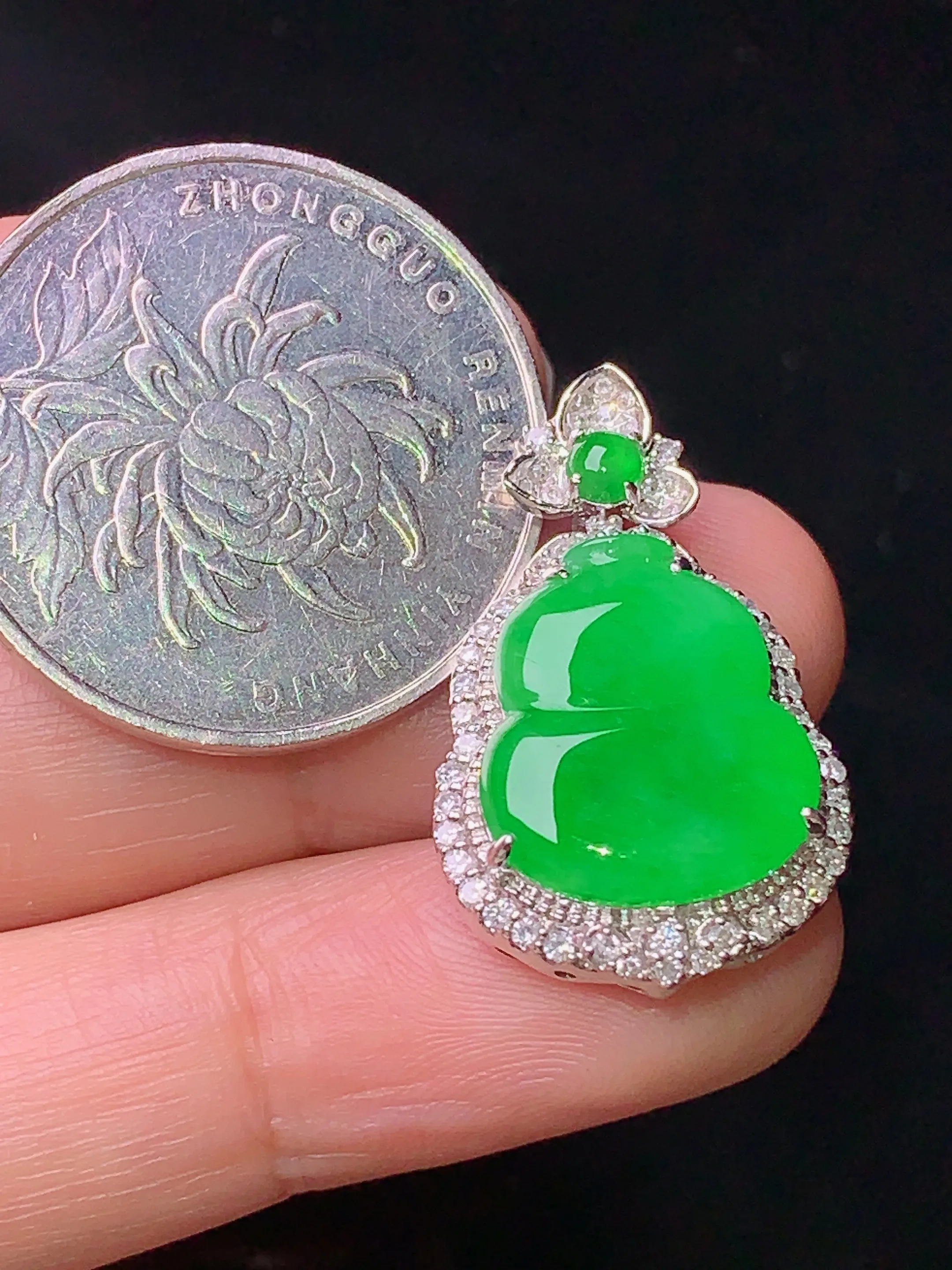 18k金钻镶嵌翠绿葫芦吊坠 玉质细腻 水润亮眼  色泽艳丽 整体尺寸26.2*16*7.5