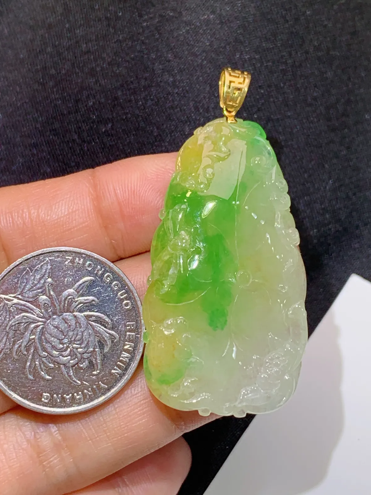 春彩荷叶鱼吊坠，18k金镶嵌，冰润细腻，颜色鲜艳，种水足 尺寸44.9*24.6*5.5