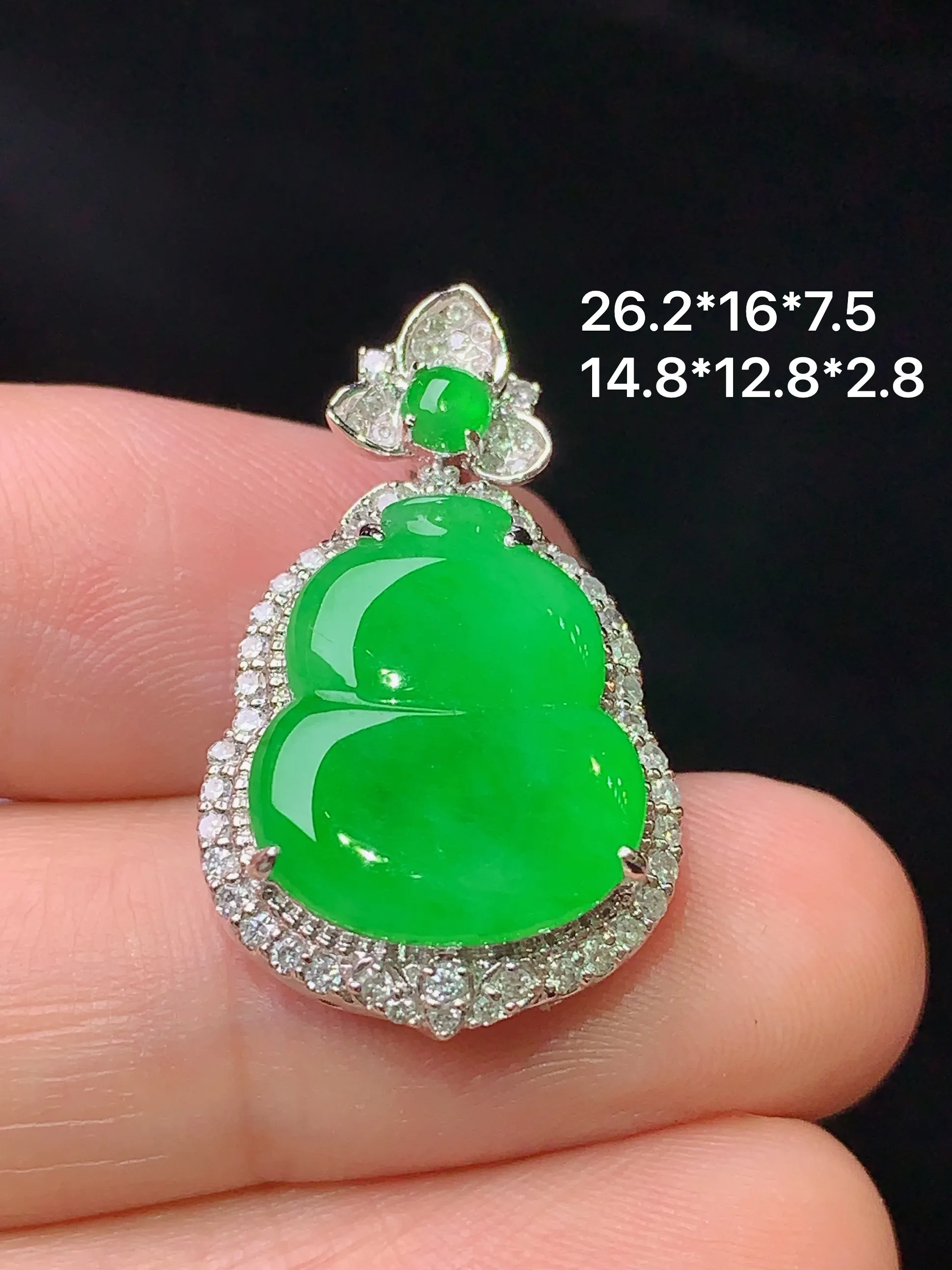 18k金钻镶嵌翠绿葫芦吊坠 玉质细腻 水润亮眼  色泽艳丽 整体尺寸26.2*16*7.5