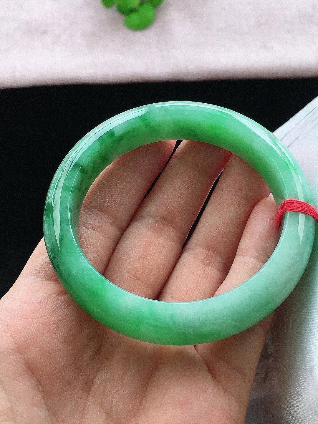 正圈57-58可戴，种老水足，尺寸57.3/12.5/8.7mm，满绿正圈翡翠手镯