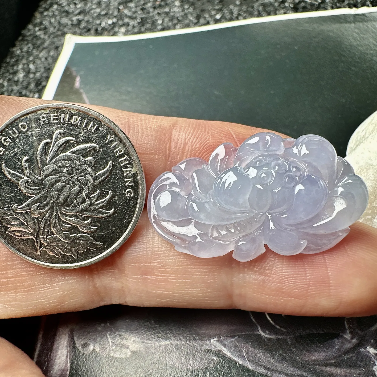 【冰种莲花🪷】种地优秀，通透闪亮，起光的料子，厚度很好，工艺雕刻精湛。