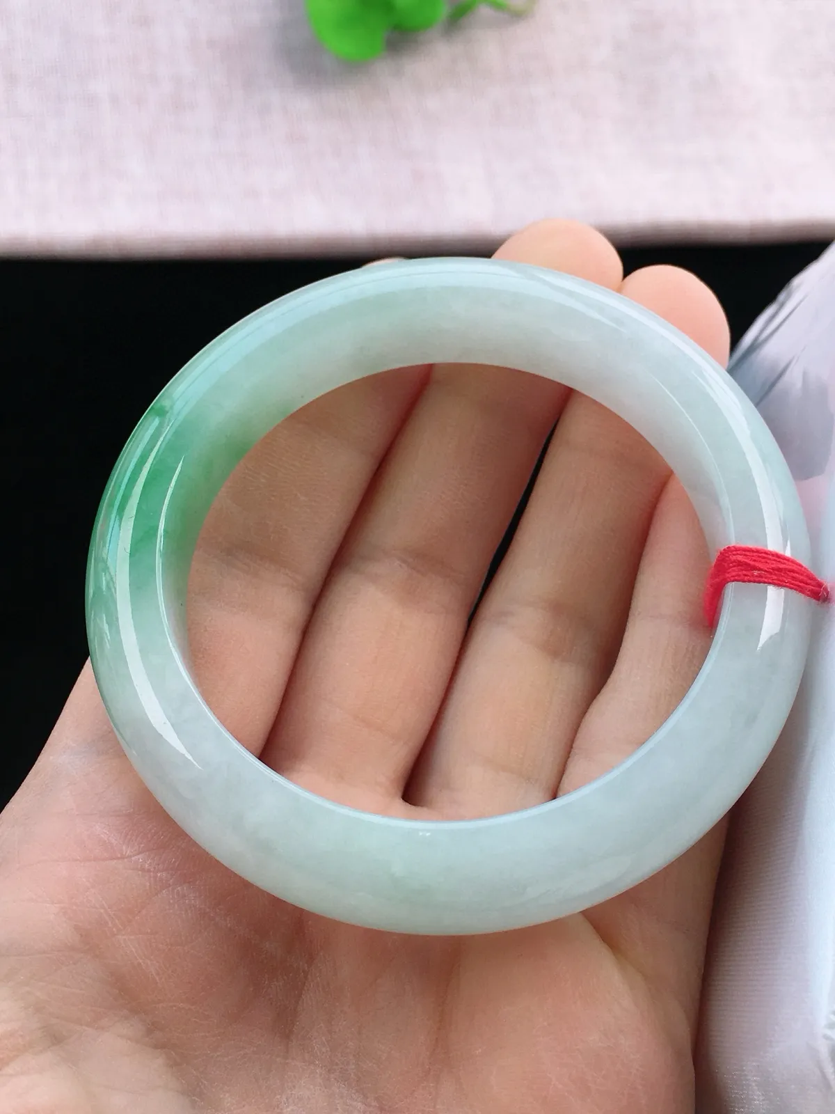 正圈54-55可戴，种老水足，尺寸55/12.6/9.4mm，冰飘绿正圈翡翠手镯