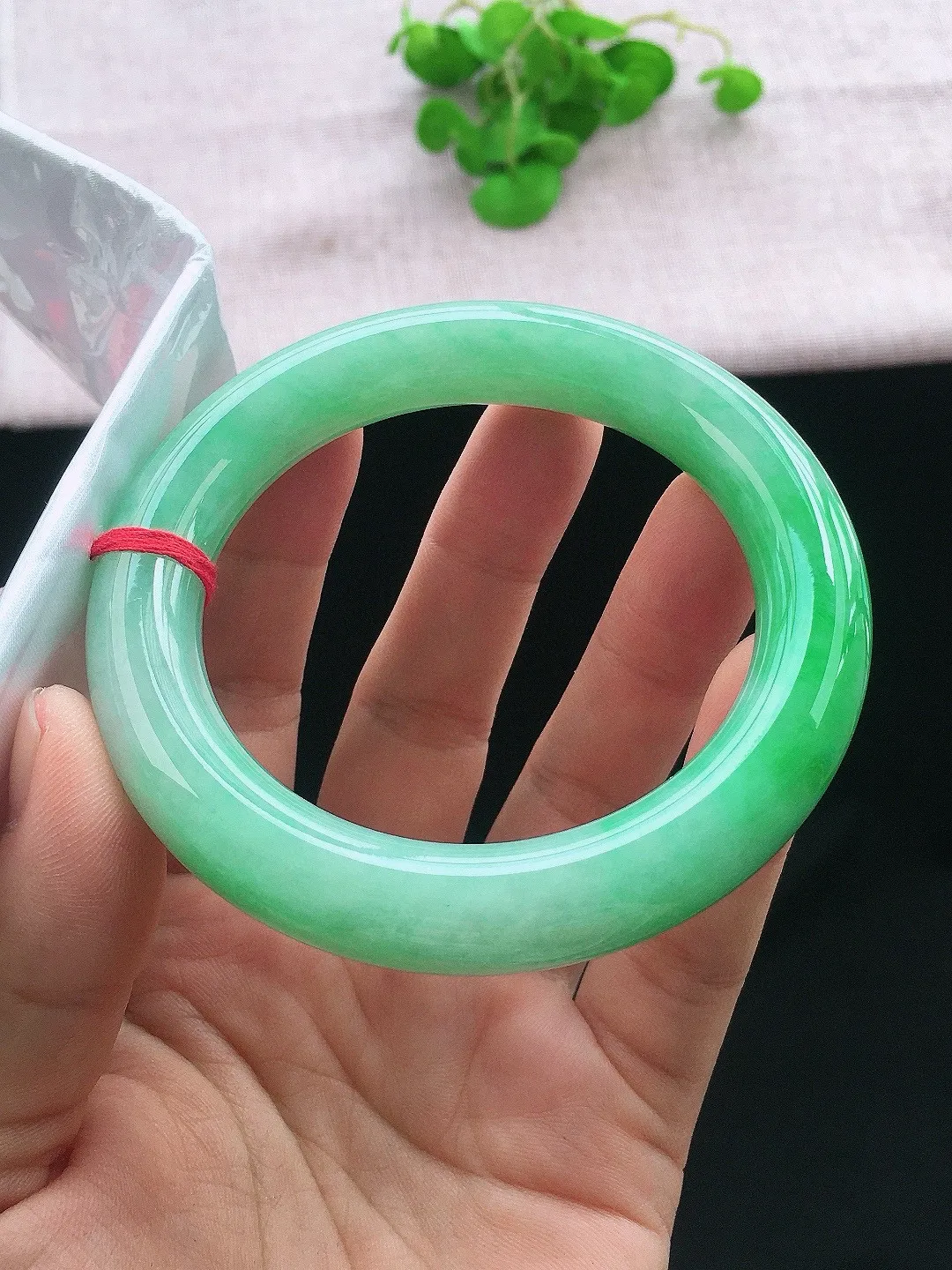 正圈61-62可戴，种老水足，尺寸60.6/12.4/12.4mm，冰飘绿大圈口圆条翡翠手