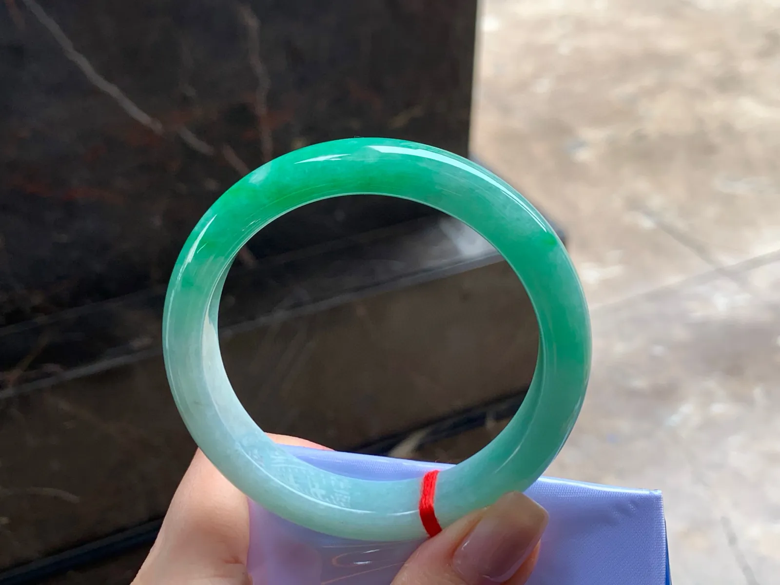 带色手镯
干净清爽 56.6/12.3/8.5mm