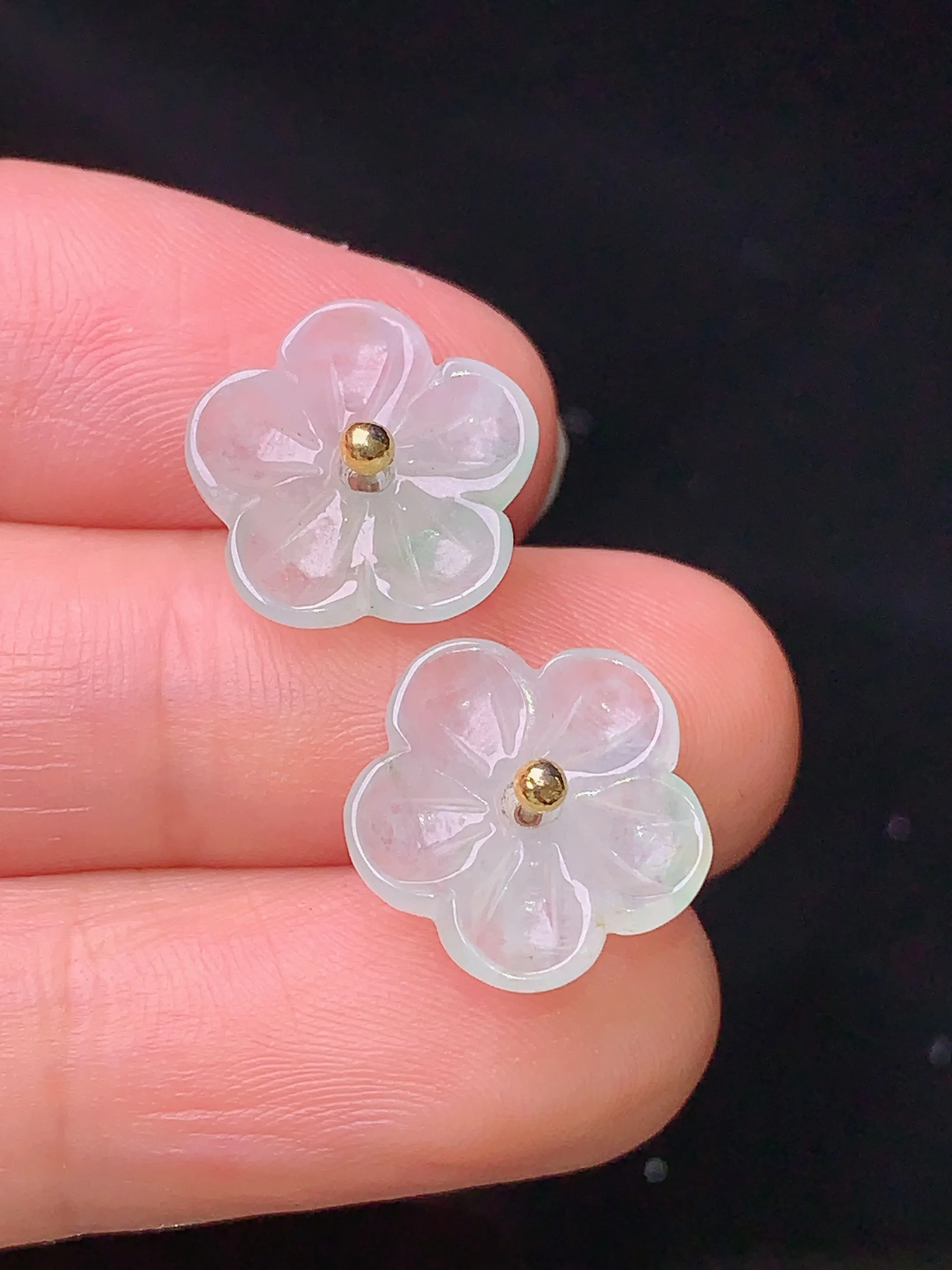 18k金镶嵌冰种花朵耳钉 玉质细腻 水润亮眼  色泽艳丽 整体尺寸12.8*3