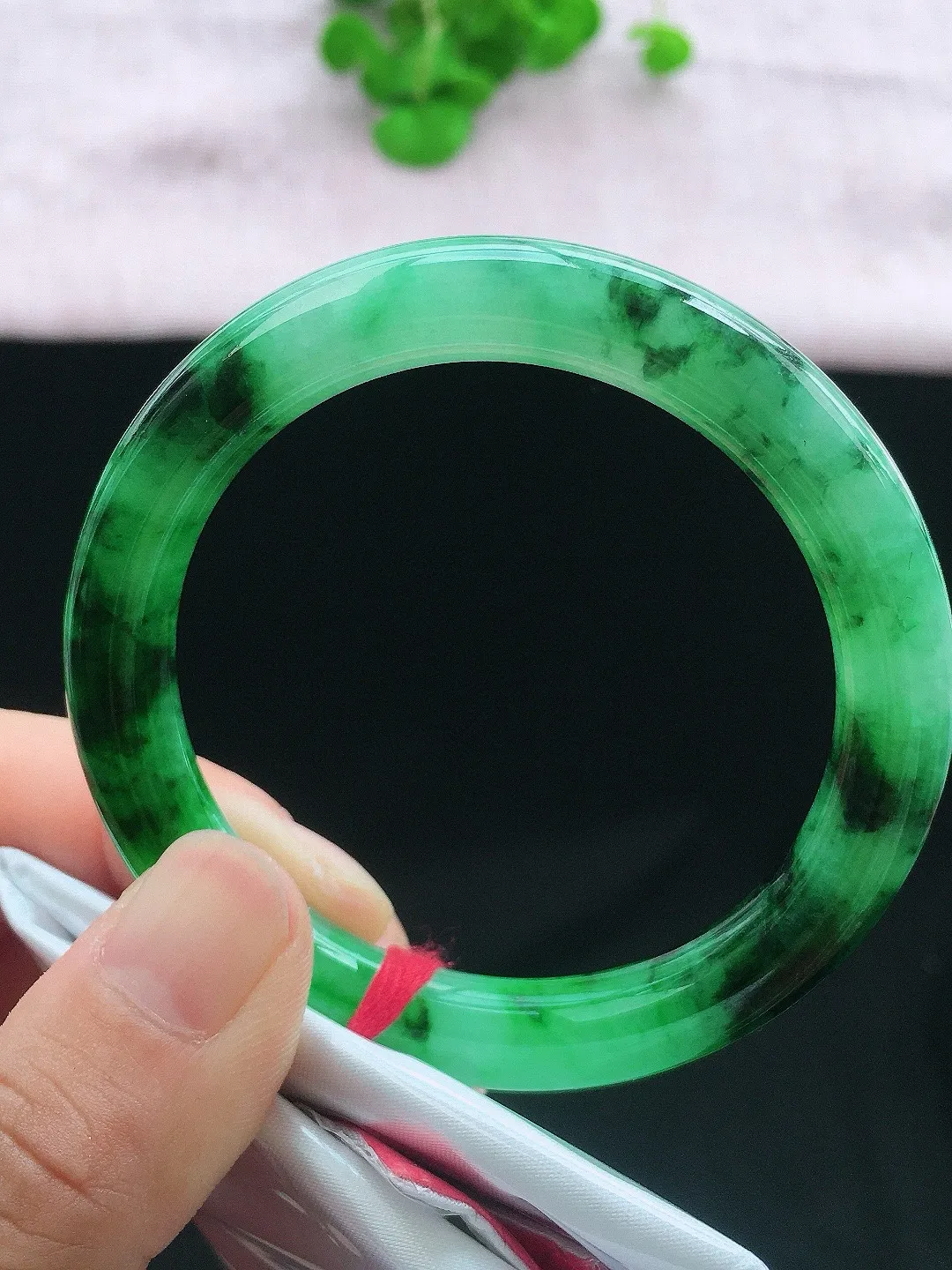 正圈53-54可戴，种老水足，尺寸52/9/9mm，冰飘绿圆条翡翠手镯