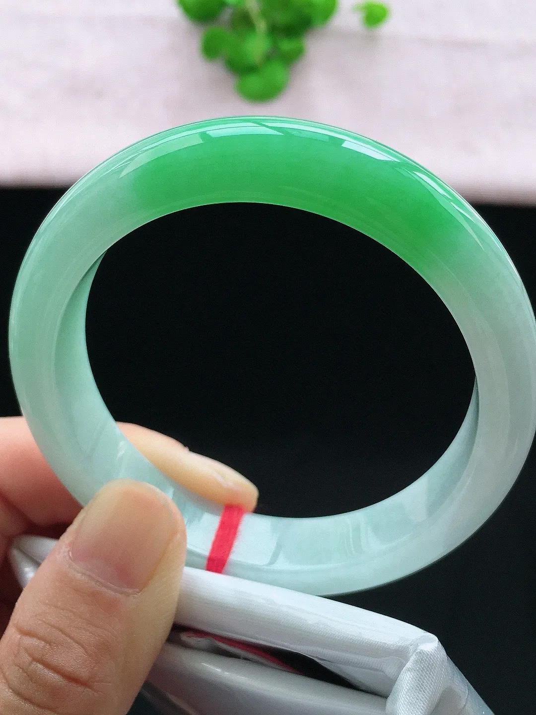 正圈55-56可戴，种老水足，尺寸55.8/12.8/8.3mm，冰飘绿正圈翡翠手镯