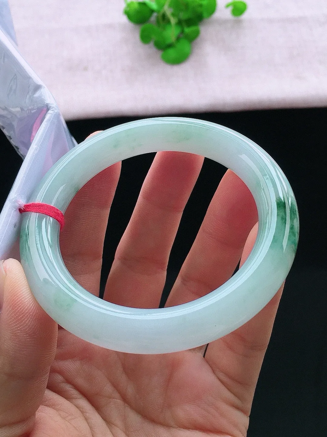 正圈58-59可戴，种老水足，尺寸57.7/10.8/10.8mm，冰飘花圆条翡翠手镯