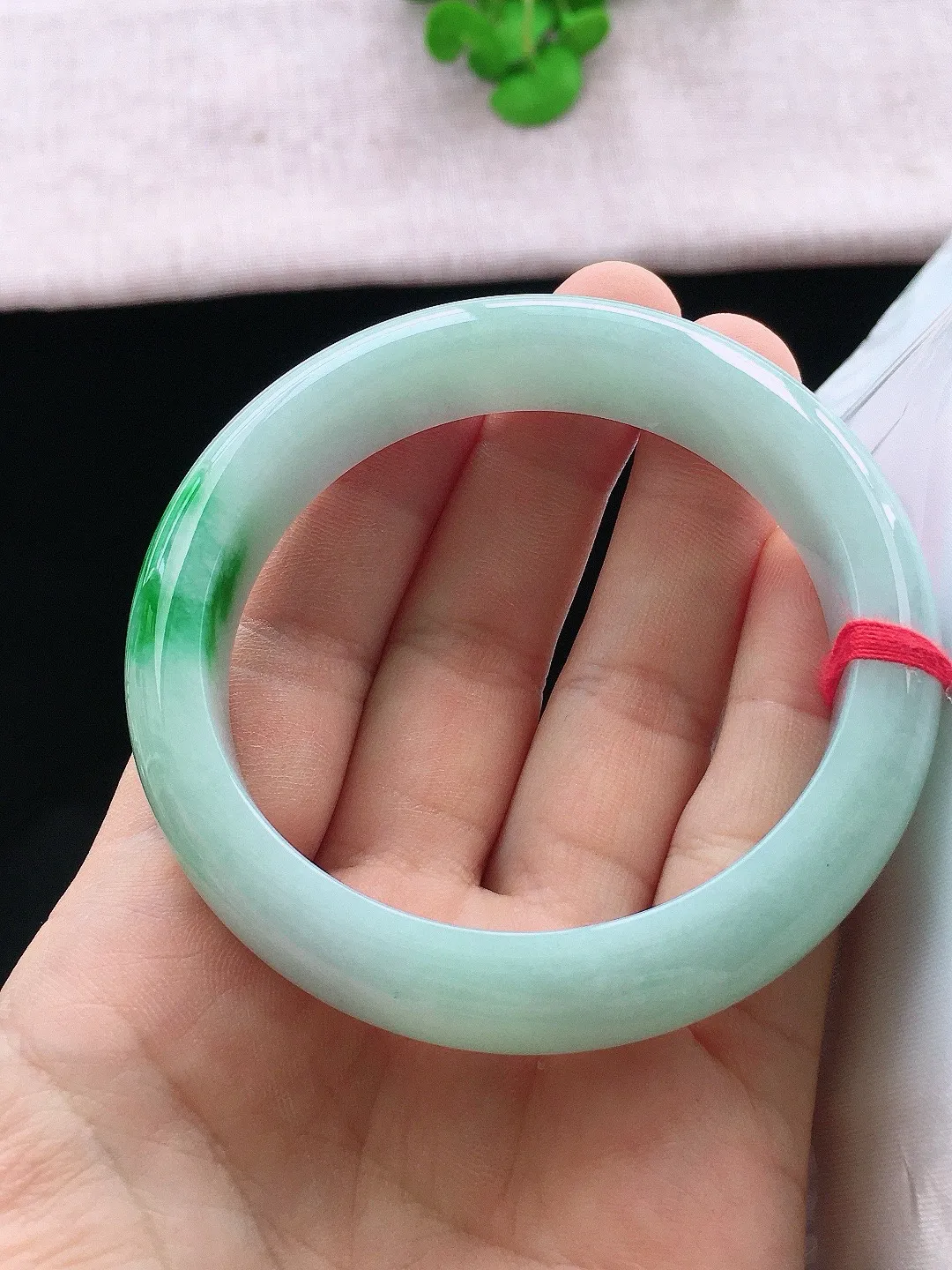 正圈57-58可戴，种老水足，尺寸58/13/8.5mm，冰飘绿正圈翡翠手镯