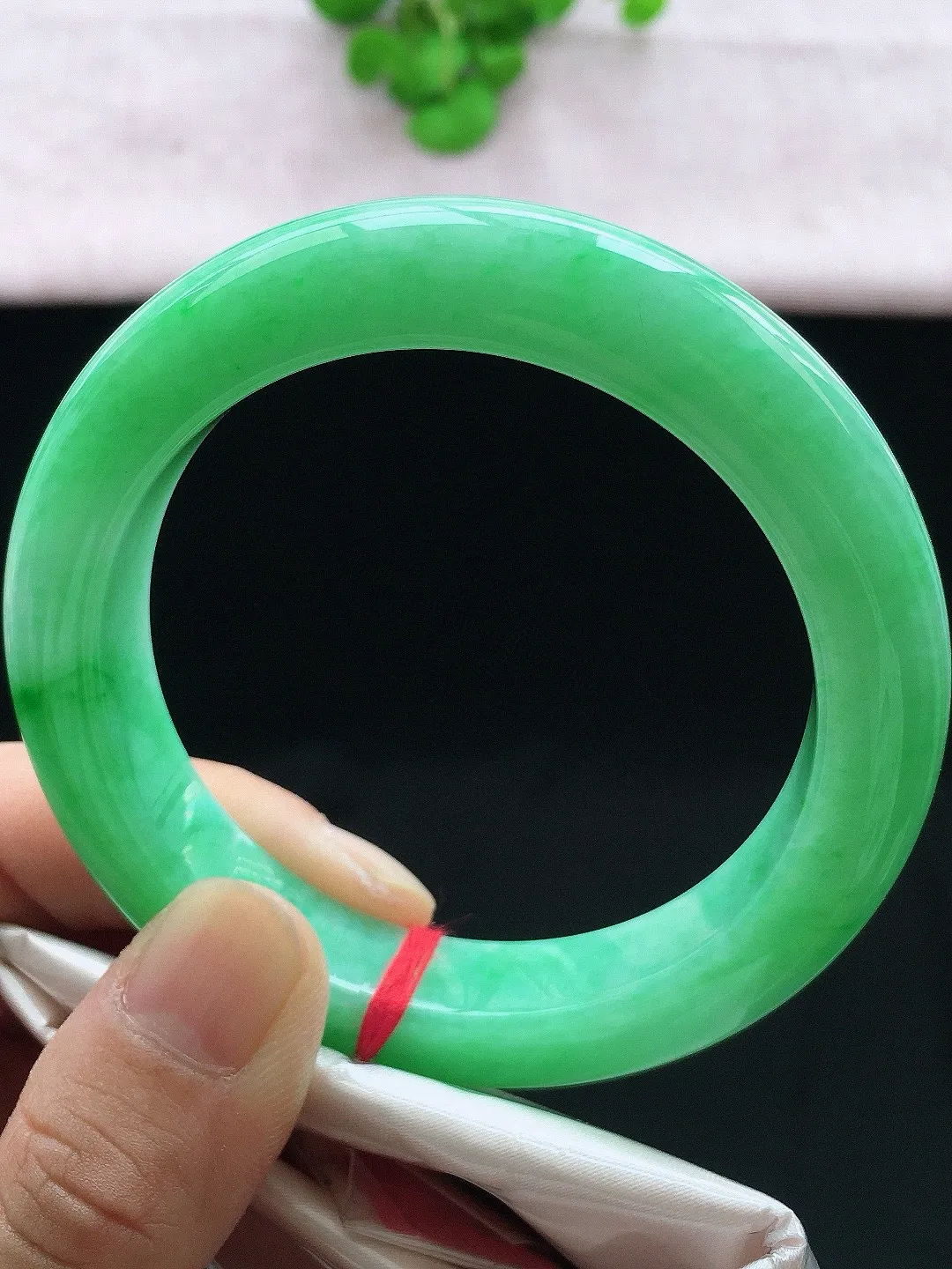 正圈57-58可戴，种老水足，尺寸57.4/12.5/10mm，满绿正圈翡翠手镯