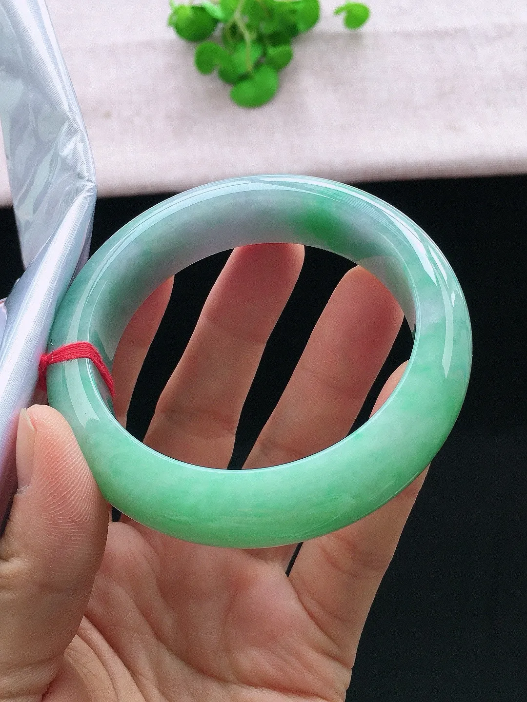 正圈60-61可戴，种老水足，尺寸60.5/15/10mm，春彩大圈口正圈翡翠手镯
