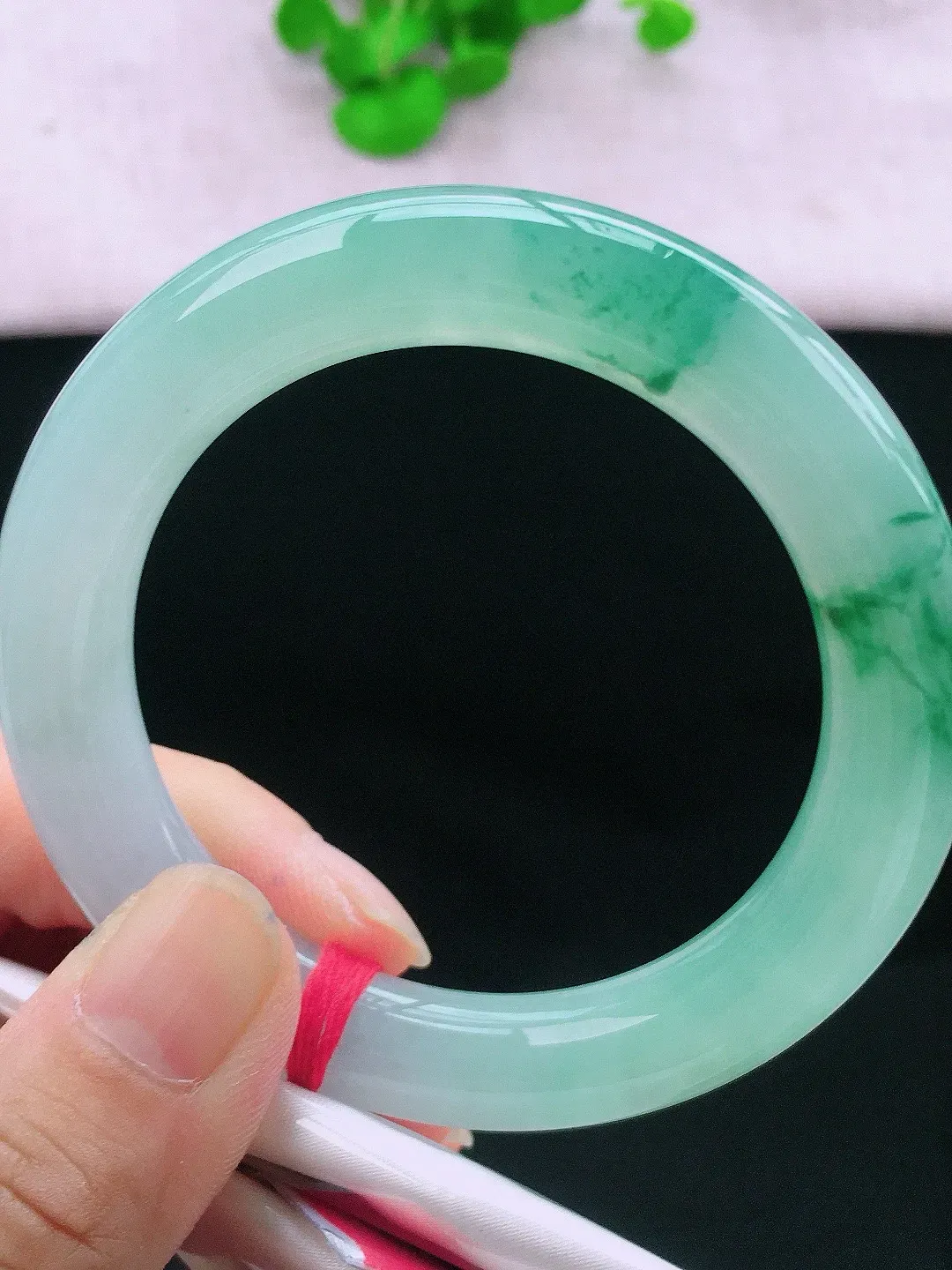 正圈55-56可戴，种老水足，尺寸54/11/11mm，冰飘花圆条翡翠手镯