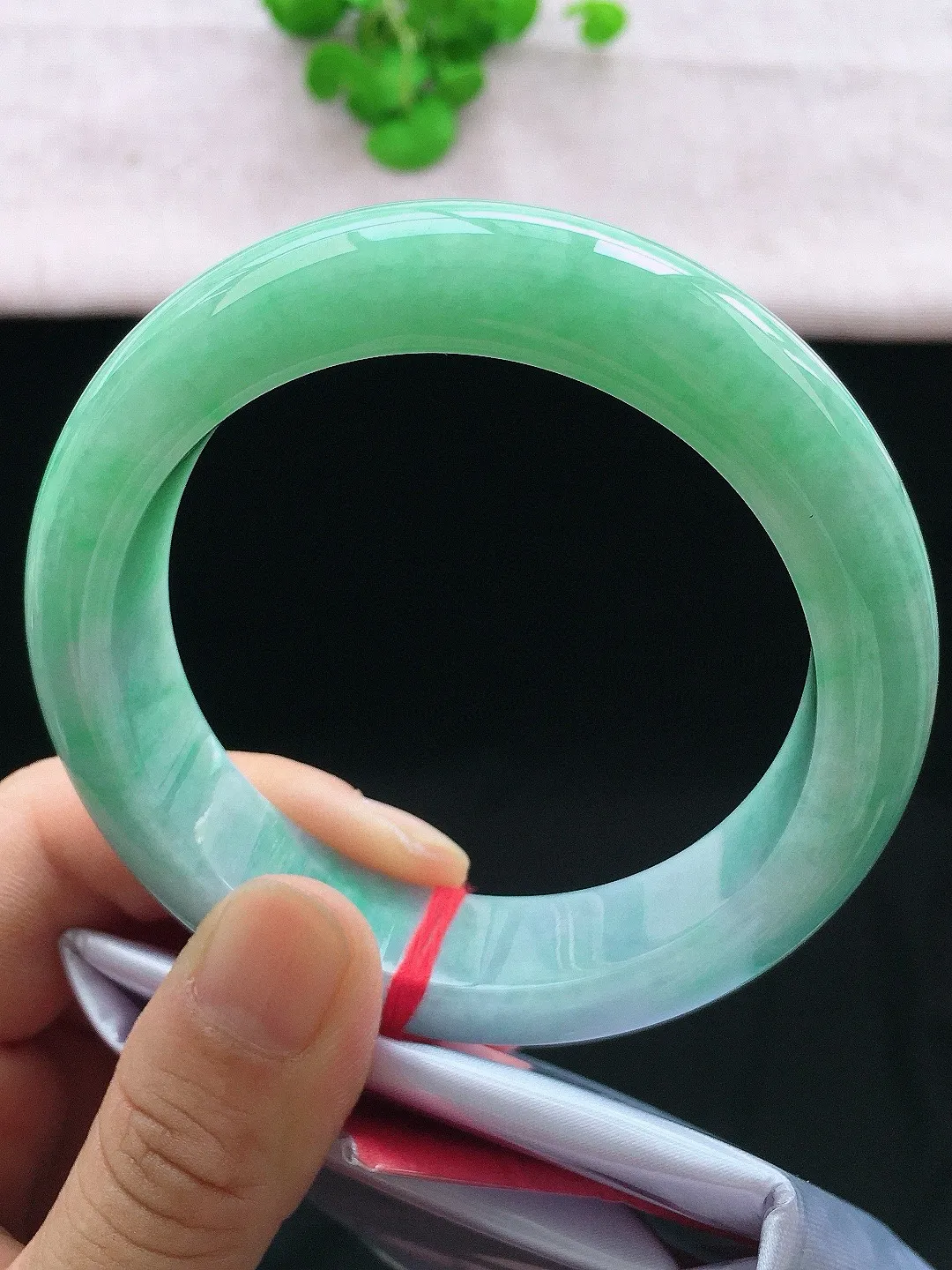 正圈60-61可戴，种老水足，尺寸60.5/15/10mm，春彩大圈口正圈翡翠手镯
