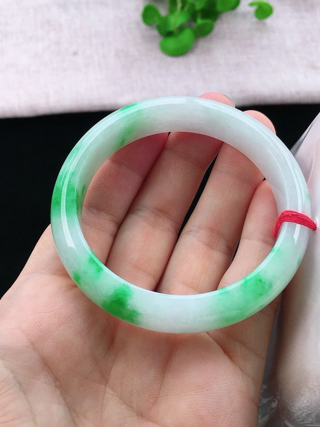 正圈55-56可戴，种老水足，尺寸55.6/12.5/7.8mm，冰飘绿正圈翡翠手镯