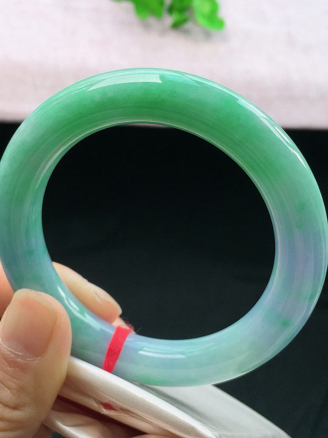 正圈57-58可戴，种老水足，尺寸56.5/11.5/11.2mm，春彩圆条翡翠手镯