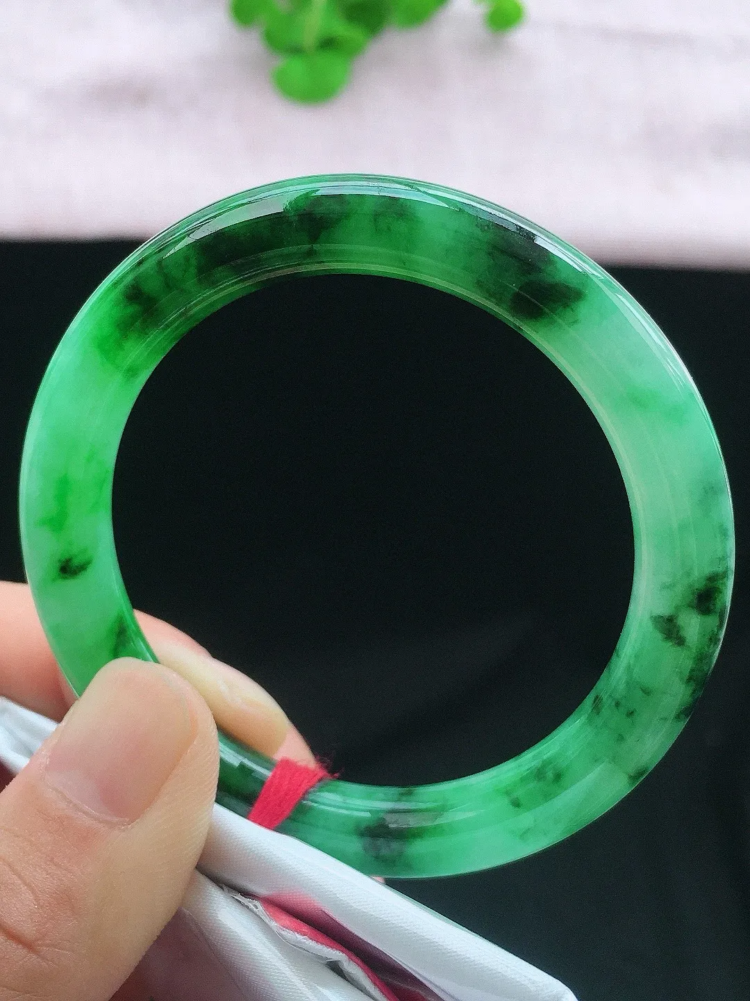 正圈53-54可戴，种老水足，尺寸52/9/9mm，冰飘绿圆条翡翠手镯