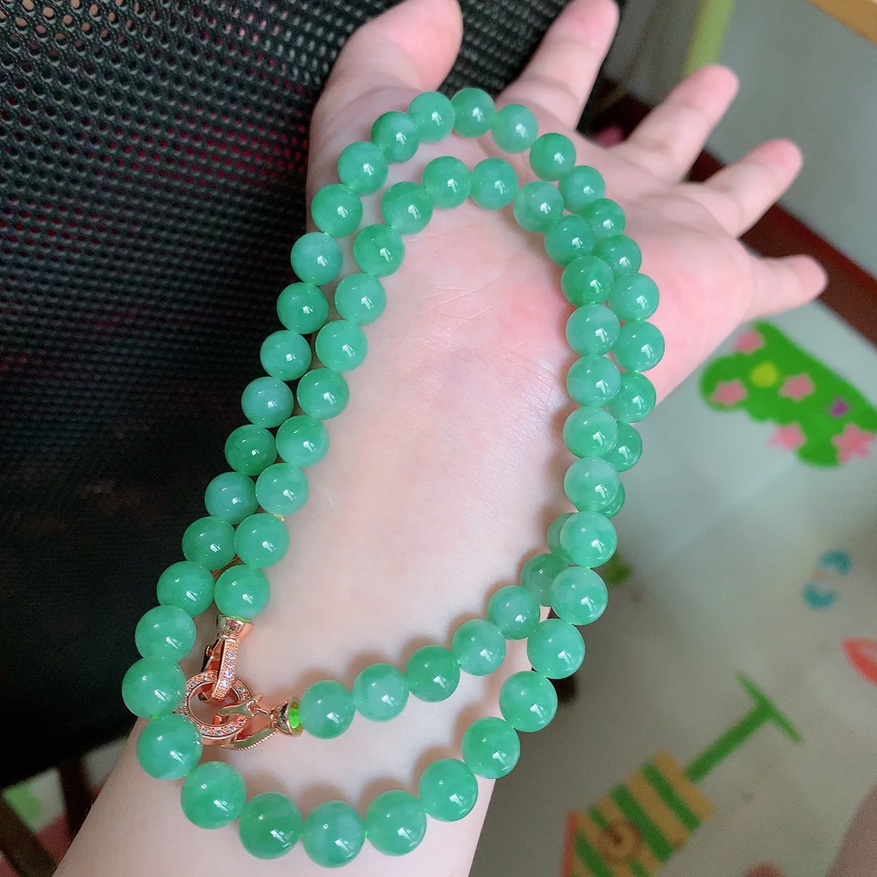 自然光实拍，冰润飘绿圆珠翡翠项链，种老水足，冰清玉润  颜色漂亮  #001.1取一尺寸8.5