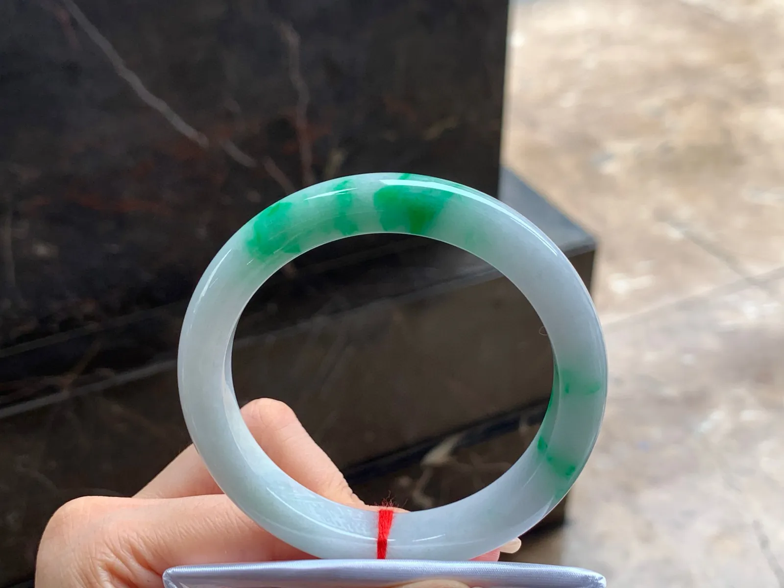 带色手镯
干净清爽 56.3/10.2/8.3mm