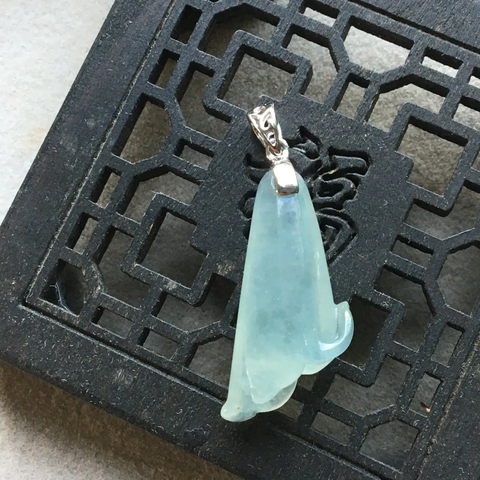 缅甸翡翠A货，兰花朵，幸福快乐，平安吉祥，花开富贵，正反两面可以带，上身效果非常美，祼石尺寸24.3/14.4/6