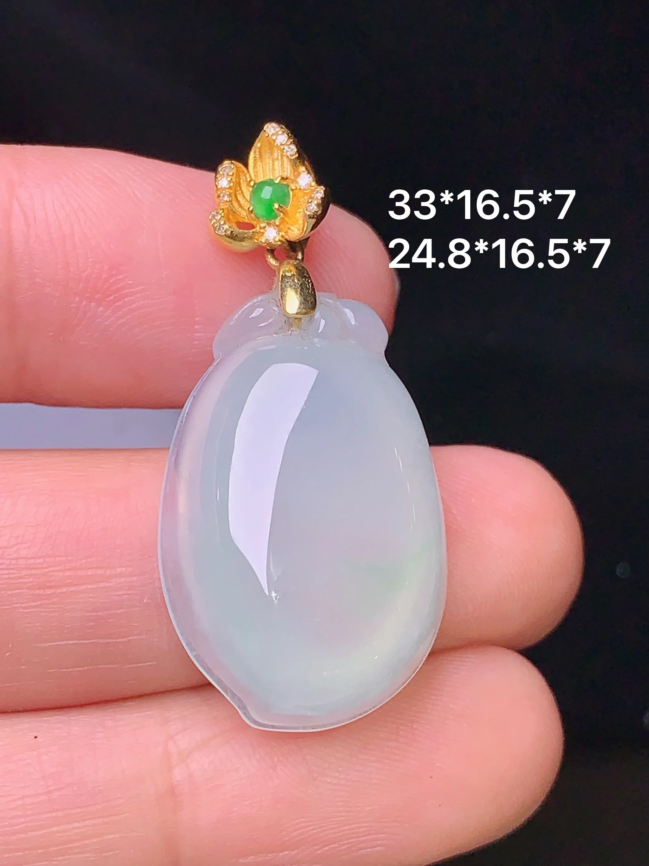 18k金钻镶嵌冰种福瓜吊坠 玉质细腻 水润亮眼  色泽艳丽 整体尺寸33*16.5*7