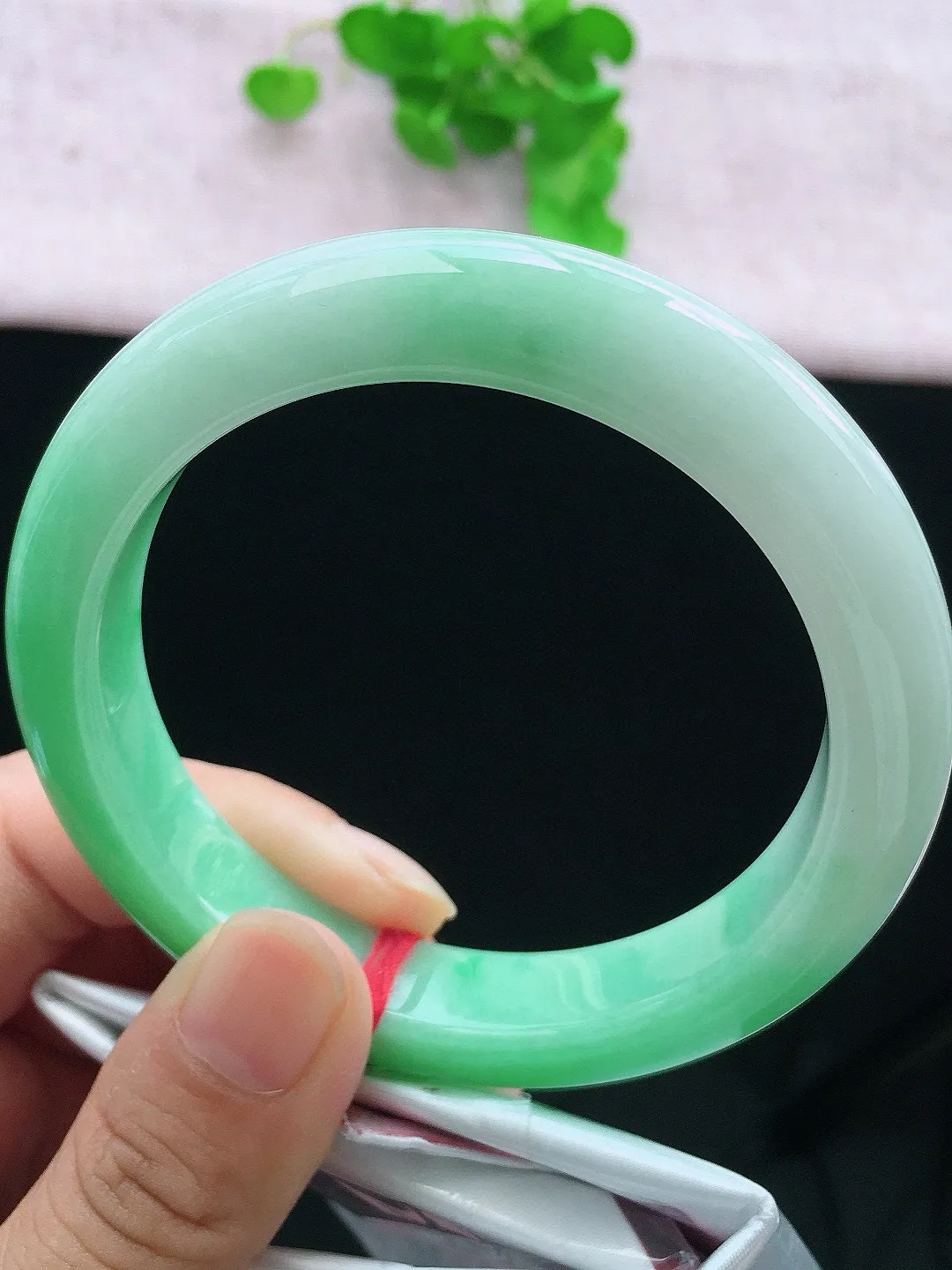 正圈60-61可戴，种老水足，尺寸61/12.5/9.8mm，冰飘绿大圈口正圈翡翠手镯